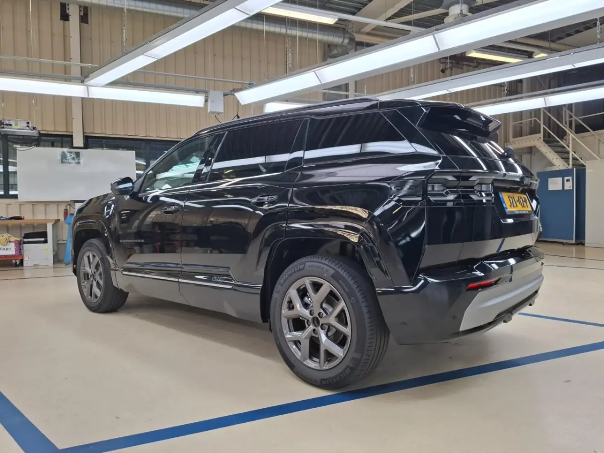 1.2 e-Hybrid First Edition | Tot 8 Jaar Garantie | Panoramadak | Elektrische Stoelverstelling | Elektrische Achterklep | Keyless | Camera | Stoel & Stuurverwarming | Focal Sound |