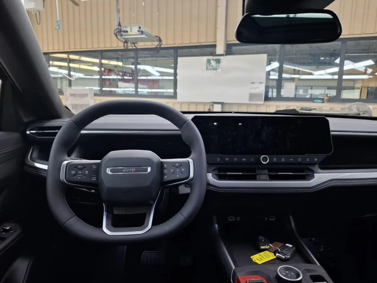 1.2 e-Hybrid First Edition | Tot 8 Jaar Garantie | Panoramadak | Elektrische Stoelverstelling | Elektrische Achterklep | Keyless | Camera | Stoel & Stuurverwarming | Focal Sound |