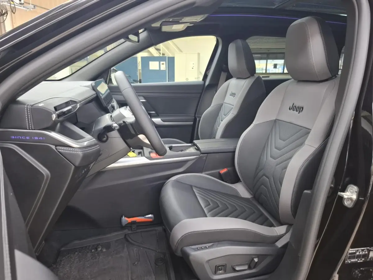 1.2 e-Hybrid First Edition | Tot 8 Jaar Garantie | Panoramadak | Elektrische Stoelverstelling | Elektrische Achterklep | Keyless | Camera | Stoel & Stuurverwarming | Focal Sound |