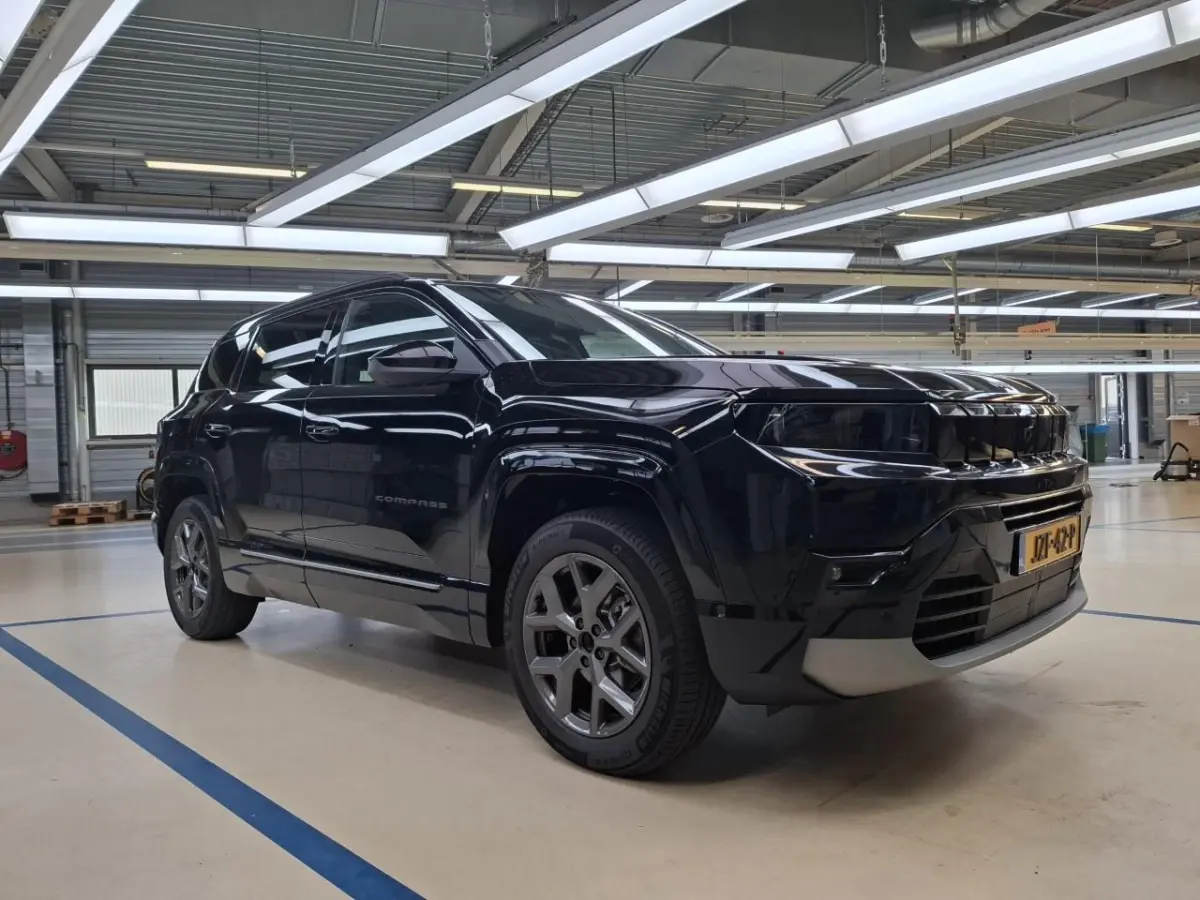 1.2 e-Hybrid First Edition | Tot 8 Jaar Garantie | Panoramadak | Elektrische Stoelverstelling | Elektrische Achterklep | Keyless | Camera | Stoel & Stuurverwarming | Focal Sound |