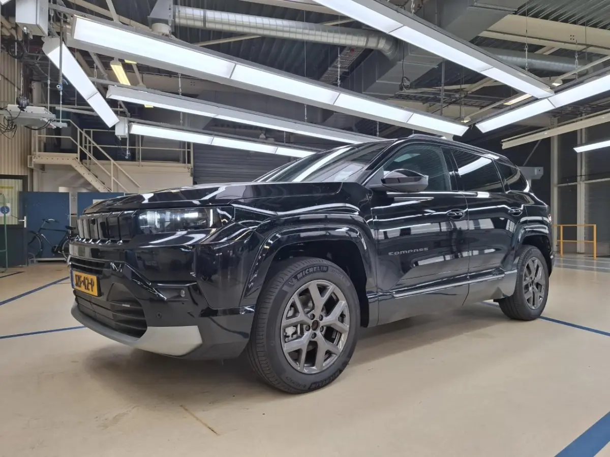 1.2 e-Hybrid First Edition | Tot 8 Jaar Garantie | Panoramadak | Elektrische Stoelverstelling | Elektrische Achterklep | Keyless | Camera | Stoel & Stuurverwarming | Focal Sound |