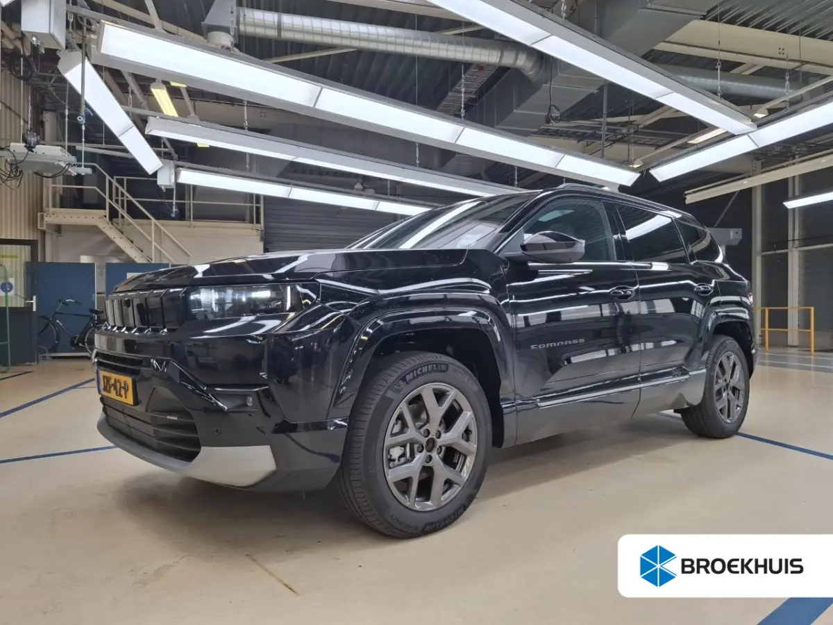 1.2 e-Hybrid First Edition | Tot 8 Jaar Garantie | Panoramadak | Elektrische Stoelverstelling | Elektrische Achterklep | Keyless | Camera | Stoel & Stuurverwarming | Focal Sound |