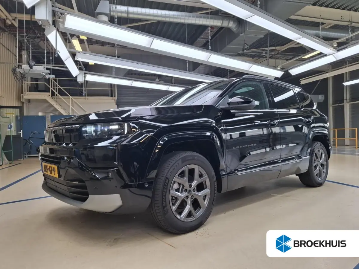 1.2 e-Hybrid First Edition | Tot 8 Jaar Garantie | Panoramadak | Elektrische Stoelverstelling | Elektrische Achterklep | Keyless | Camera | Stoel & Stuurverwarming | Focal Sound |
