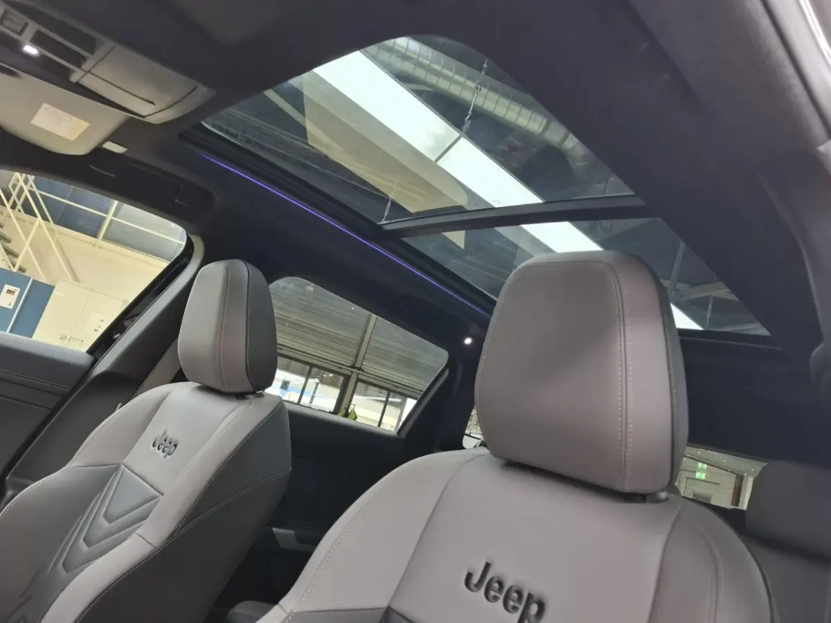 1.2 e-Hybrid First Edition | Tot 8 Jaar Garantie | Panoramadak | Elektrische Stoelverstelling | Elektrische Achterklep | Keyless | Camera | Stoel & Stuurverwarming | Focal Sound |