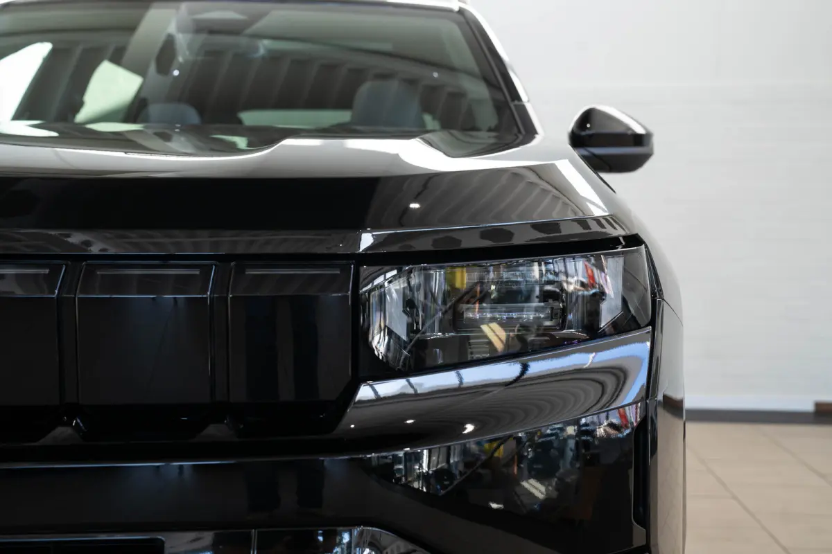 1.2 e-Hybrid First Edition | Tot 8 Jaar Garantie | Panoramadak | Elektrische Stoelverstelling | Elektrische Achterklep | Keyless | Camera | Stoel & Stuurverwarming | Focal Sound |