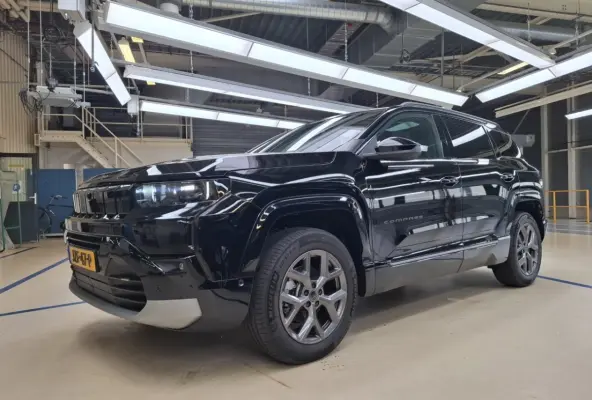 1.2 e-Hybrid First Edition | Tot 8 Jaar Garantie | Panoramadak | Elektrische Stoelverstelling | Elektrische Achterklep | Keyless | Camera | Stoel & Stuurverwarming | Focal Sound |