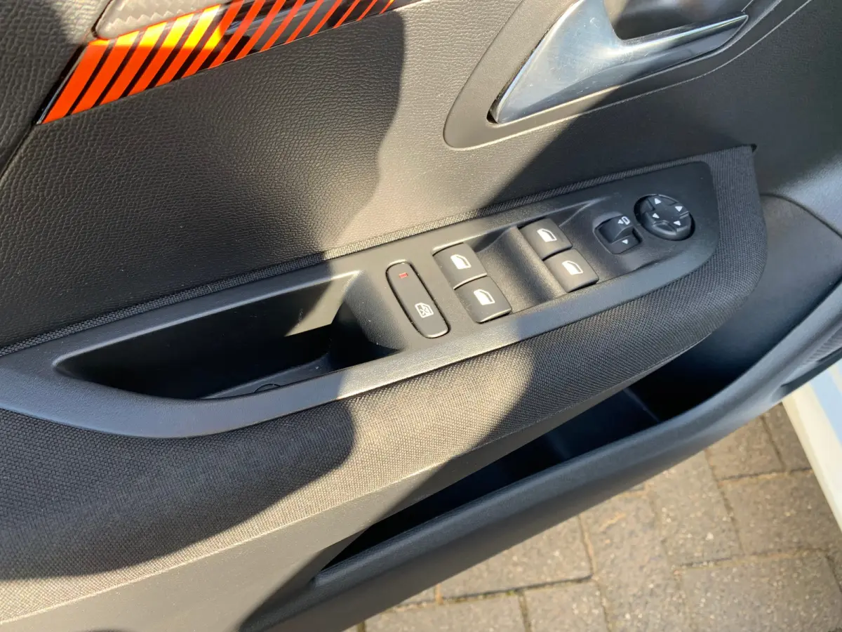 1.2 PureTech Active Pack Airco | Cruise Control | DAB | LMV 16" | Navi | PDC Achter |