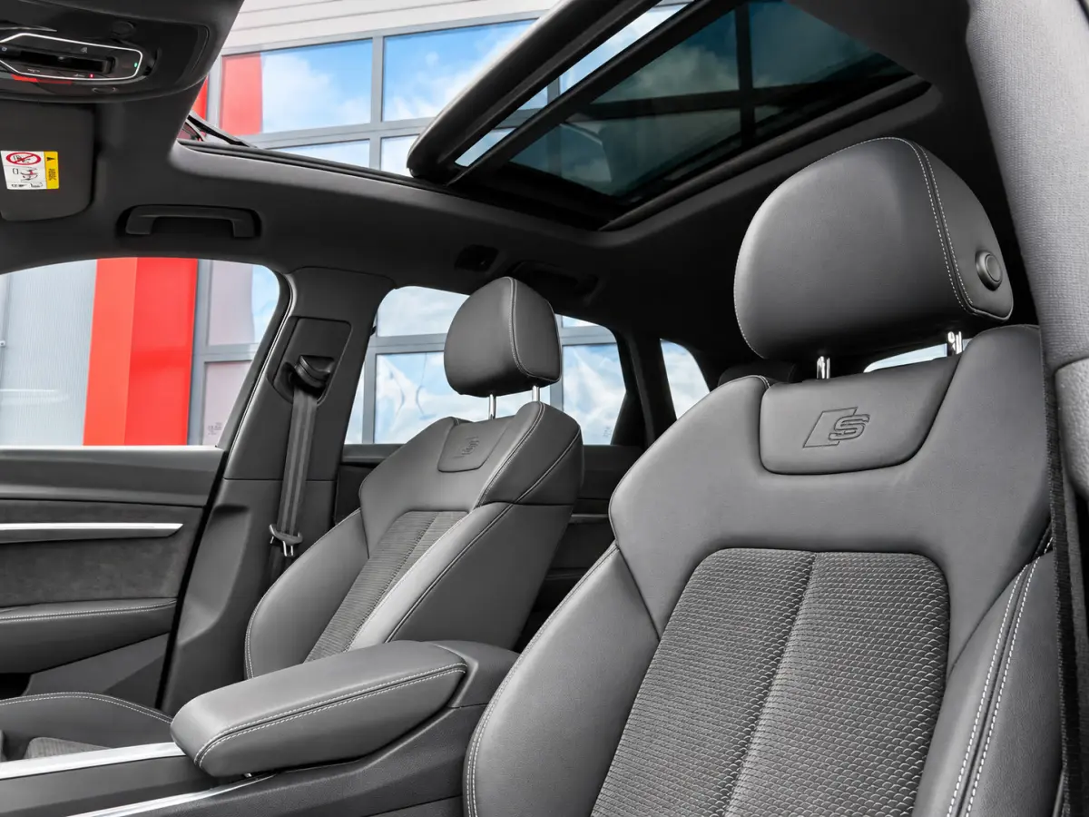 55 Quattro S-Line 95 kWh | Full Option | Origineel NL | Pano | Luchtvering | B&O | Memory | 360 | Adaptive | Carplay | Digital Dash | Alcantara | Matrix Led | Keyless | Ambient | F1 Flippers