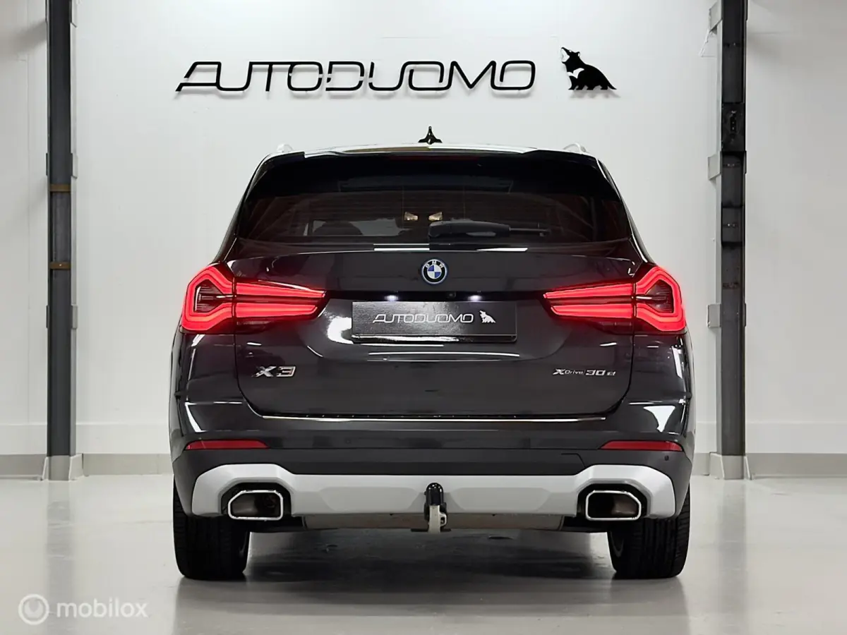 xDrive30e High Executive | Pano | Trekhaak | Stuur- & stoelverwarming | Dodehoek | Camera | 19" | Drive Assist | Elec. Achterklep | 293PK