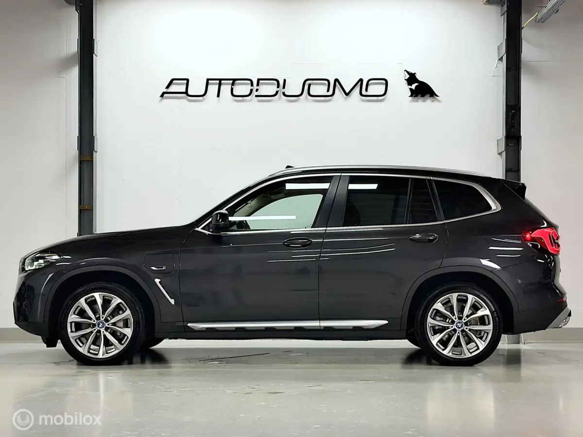 xDrive30e High Executive | Pano | Trekhaak | Stuur- & stoelverwarming | Dodehoek | Camera | 19" | Drive Assist | Elec. Achterklep | 293PK