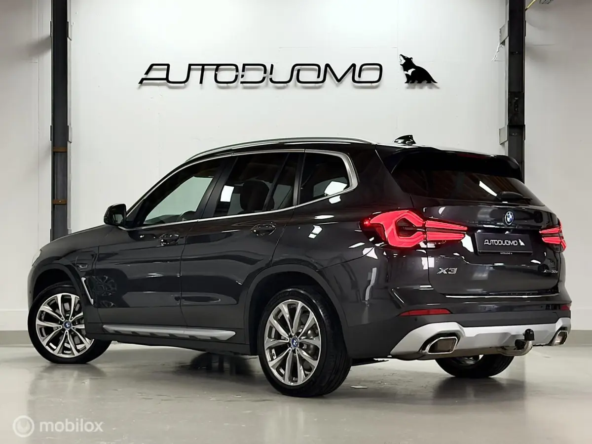 xDrive30e High Executive | Pano | Trekhaak | Stuur- & stoelverwarming | Dodehoek | Camera | 19" | Drive Assist | Elec. Achterklep | 293PK
