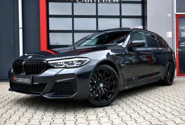 530e xDrive M-Sport | Pano | 20'' | LED | Leder | Memory | PDC | Cruise | Stoelverwarming | Carplay | Ambient | Trekhaak | Harmon Kardon | Android Auto | Keyless Start
