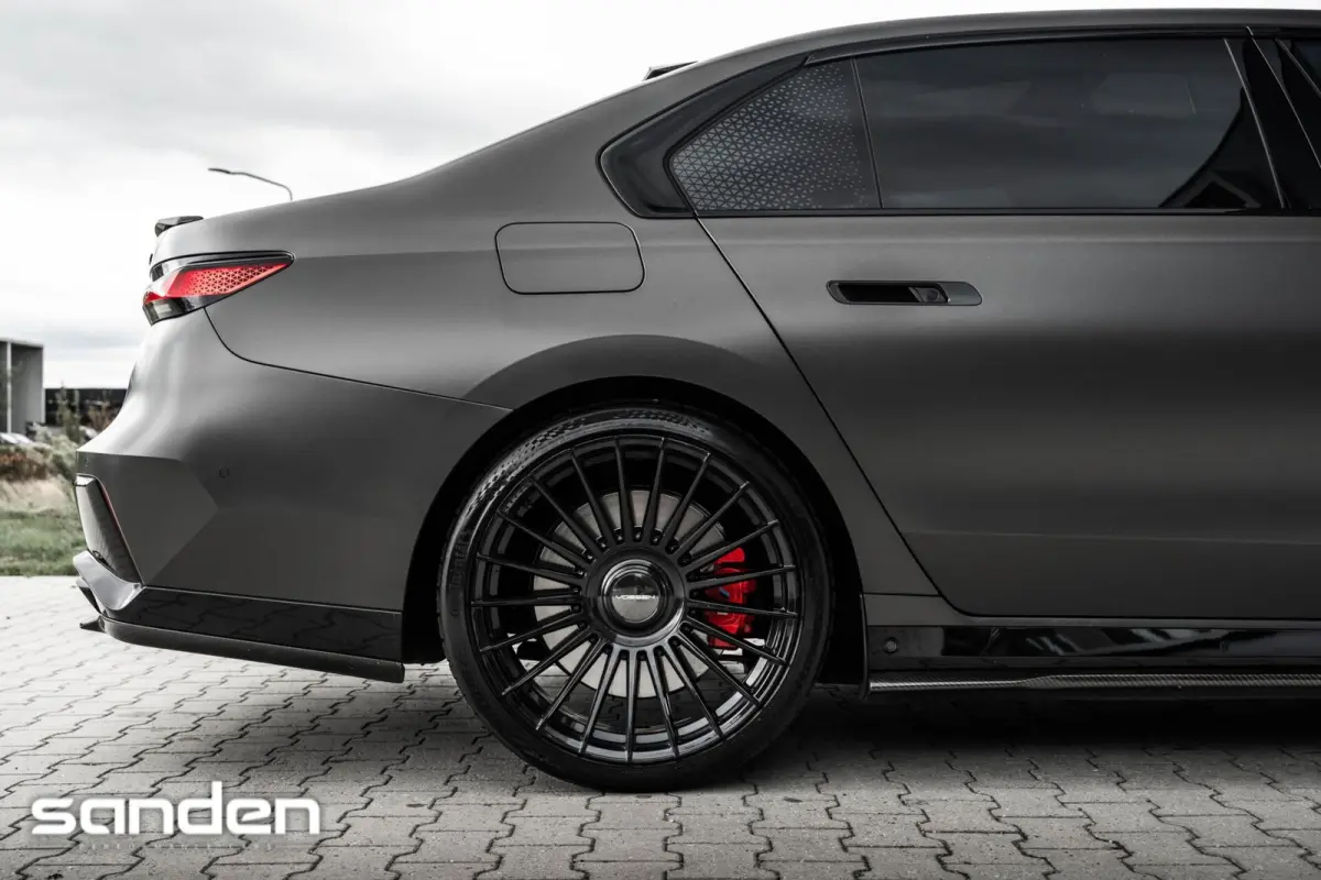 M760e xDrive MSport Pro|Theatre|B&W|Skylounge