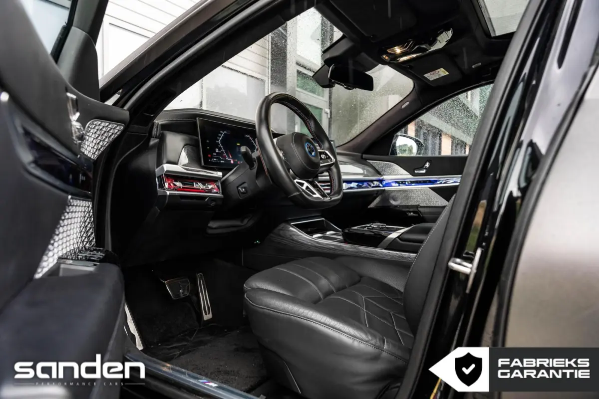 M760e xDrive MSport Pro|Theatre|B&W|Skylounge