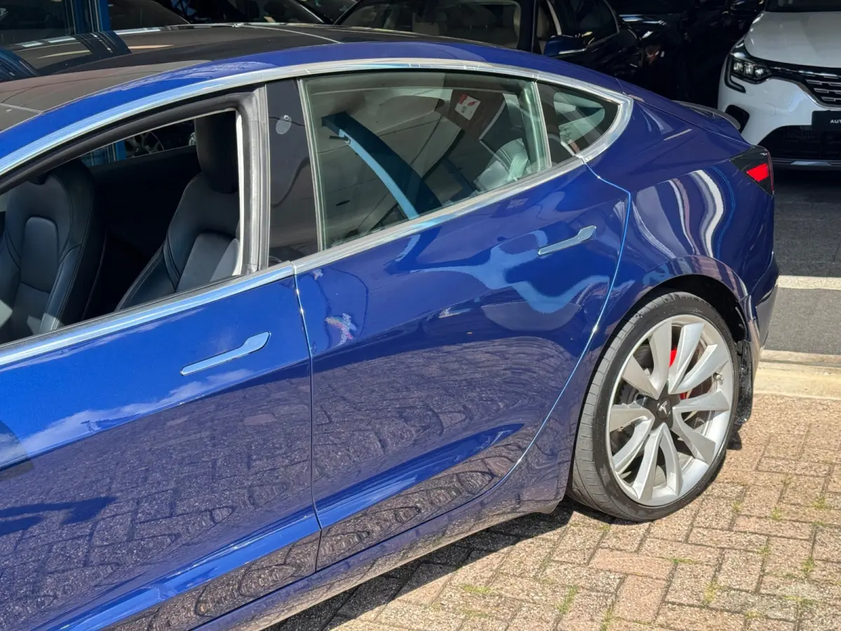Performance AWD 75 kWh 2019 AUT NAVI BTW NAP!