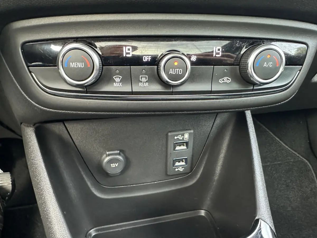 110PK Innovation (Panoramadak - Navigatie - Camera - Automatische Airco - Apple Carplay - Parkeersensoren V+A - Reservewiel)