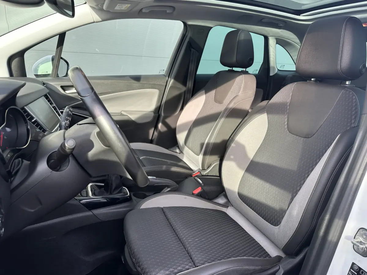 110PK Innovation (Panoramadak - Navigatie - Camera - Automatische Airco - Apple Carplay - Parkeersensoren V+A - Reservewiel)