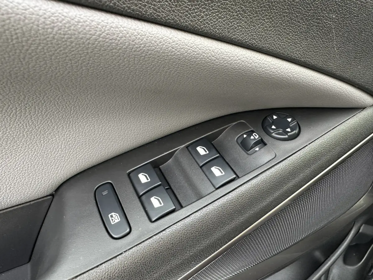 110PK Innovation (Panoramadak - Navigatie - Camera - Automatische Airco - Apple Carplay - Parkeersensoren V+A - Reservewiel)