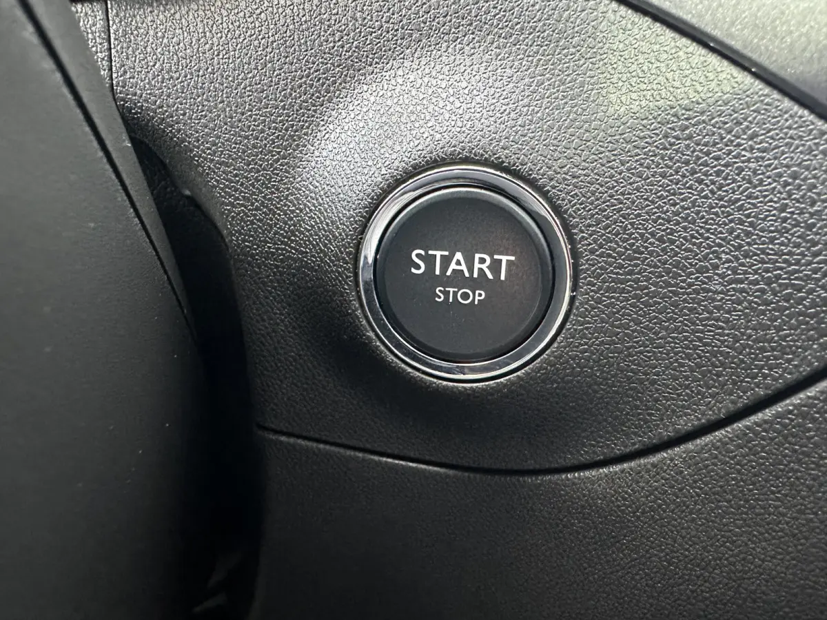 110PK Innovation (Panoramadak - Navigatie - Camera - Automatische Airco - Apple Carplay - Parkeersensoren V+A - Reservewiel)