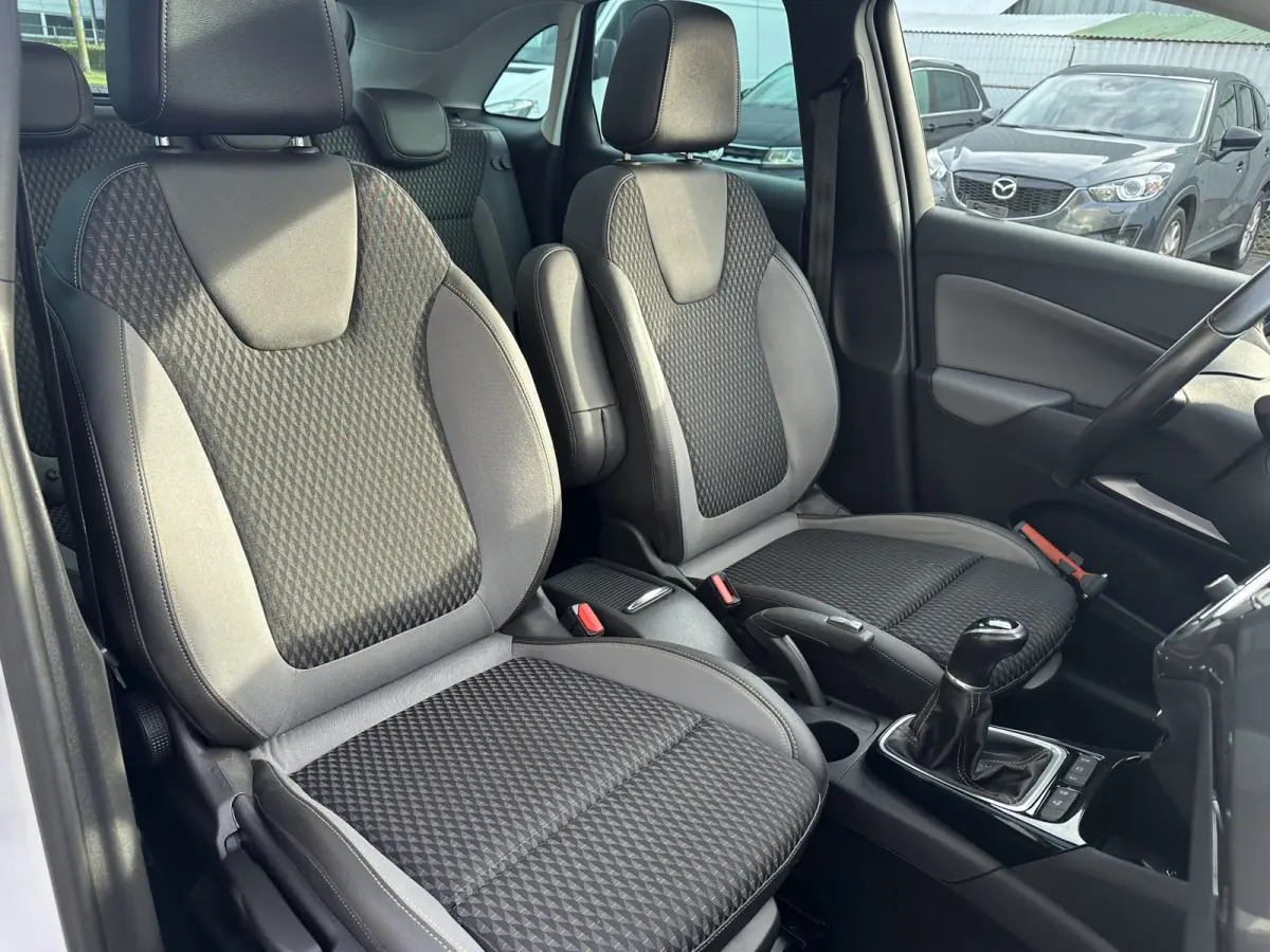 110PK Innovation (Panoramadak - Navigatie - Camera - Automatische Airco - Apple Carplay - Parkeersensoren V+A - Reservewiel)