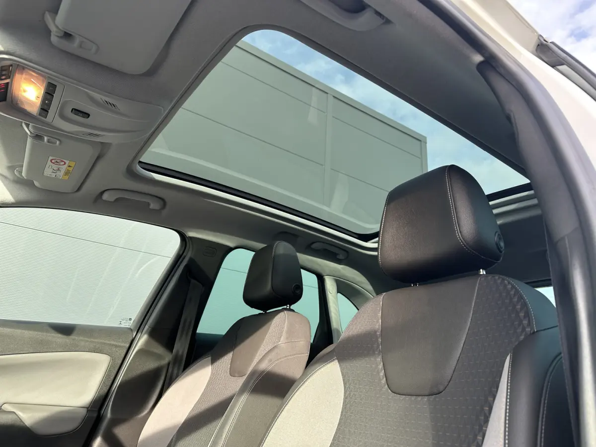 110PK Innovation (Panoramadak - Navigatie - Camera - Automatische Airco - Apple Carplay - Parkeersensoren V+A - Reservewiel)