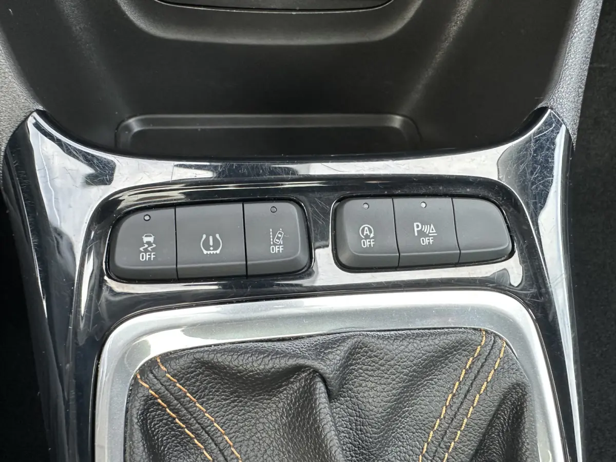 110PK Innovation (Panoramadak - Navigatie - Camera - Automatische Airco - Apple Carplay - Parkeersensoren V+A - Reservewiel)