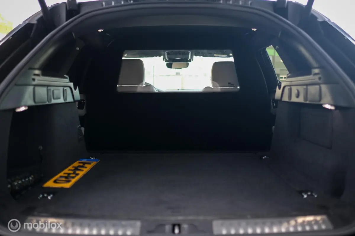 2.0 D200 R-Dynamic HSE | Grijskenteken | Bedrijfswagen | Cold Climate pack | 2022 | BTW auto | Zeer mooi | Camera | Leder Alcantara |