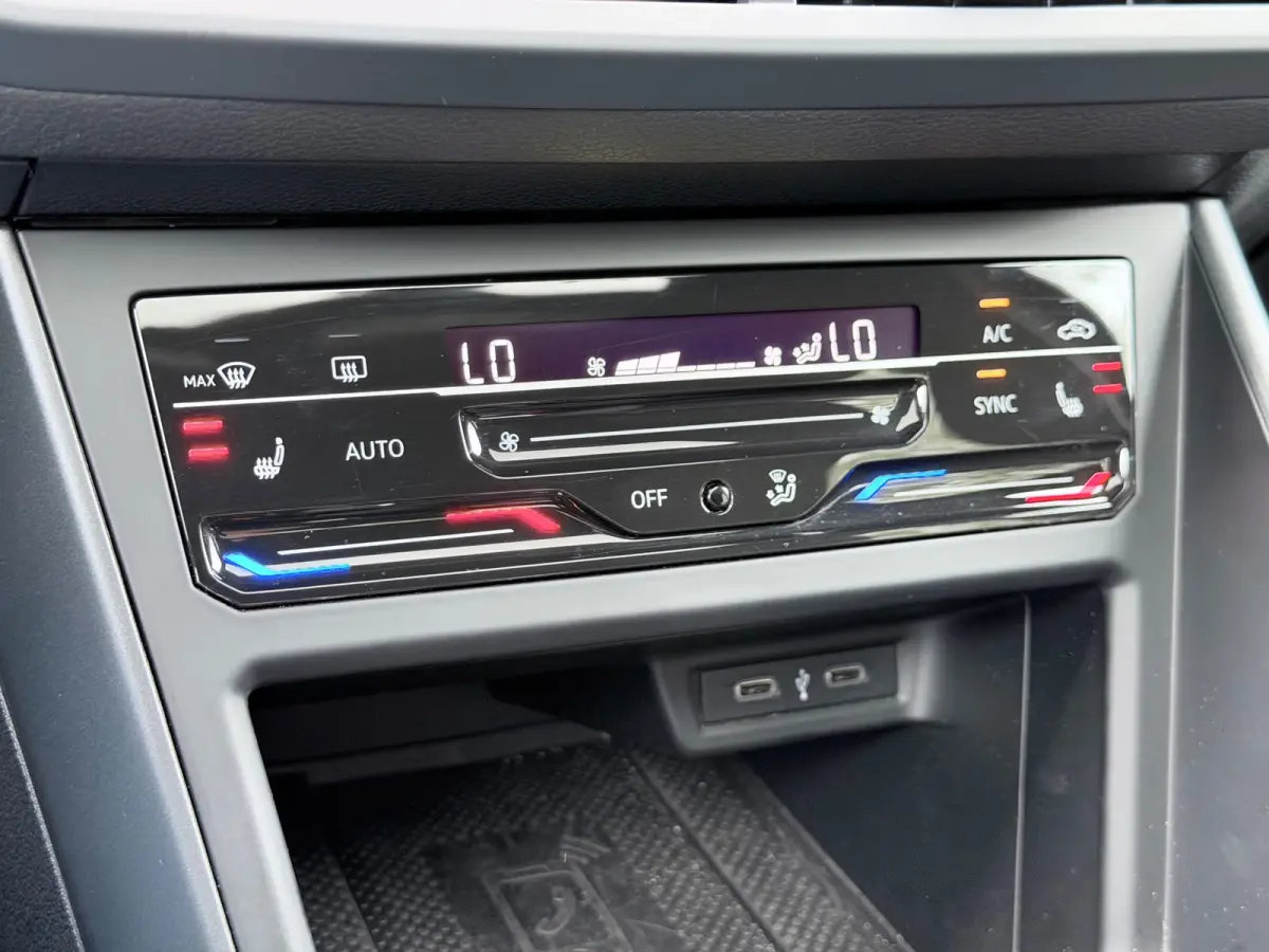 1.0 TSI R-Line Pano/Keyless/Camera