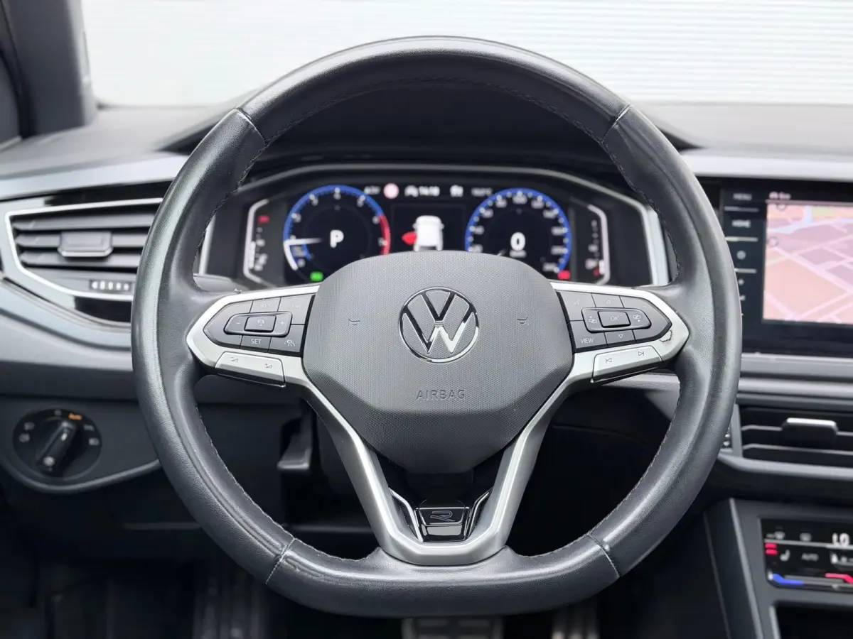 1.0 TSI R-Line Pano/Keyless/Camera