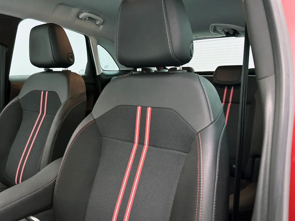 1.2 Turbo GS Line | 110pk | Navigatie | 41.000km | 17" Zwarte Velgen | Hoge Instap! |