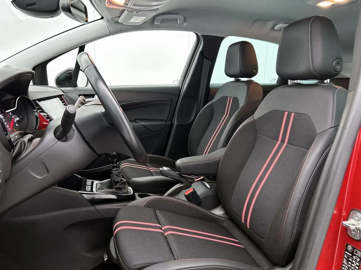 1.2 Turbo GS Line | 110pk | Navigatie | 41.000km | 17" Zwarte Velgen | Hoge Instap! |