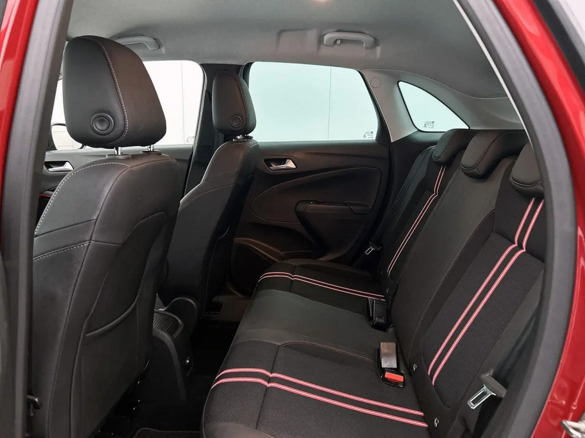 1.2 Turbo GS Line | 110pk | Navigatie | 41.000km | 17" Zwarte Velgen | Hoge Instap! |
