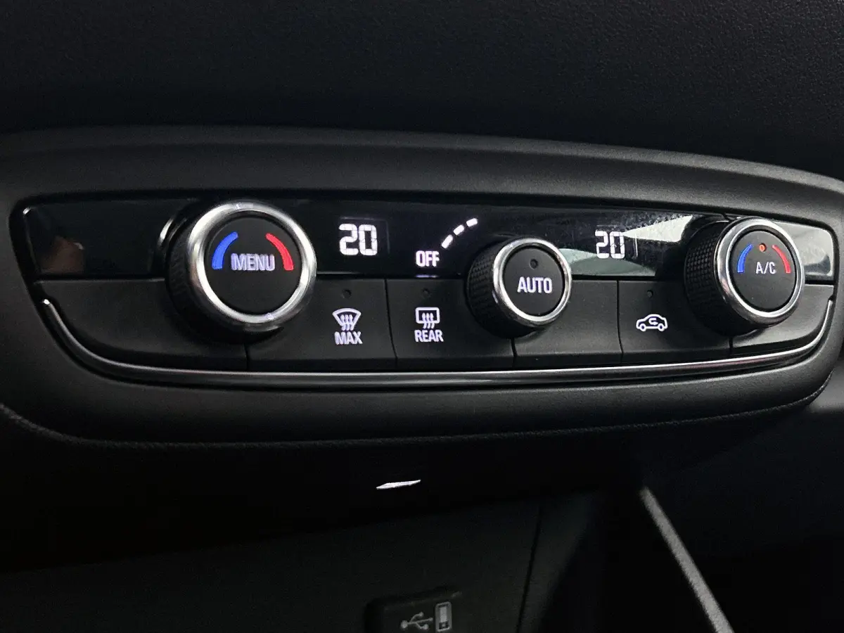 1.2 Turbo GS Line | 110pk | Navigatie | 41.000km | 17" Zwarte Velgen | Hoge Instap! |