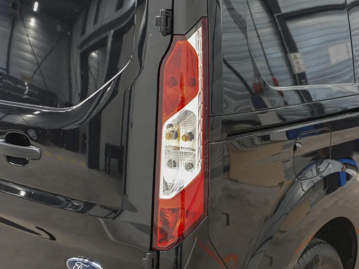 1.5 EcoBlue Automaat L2 Trend Navigatie Airco Camera Parkeersensoren Cruise Control Trekhaak Betimmering Lichtmetalen Velgen