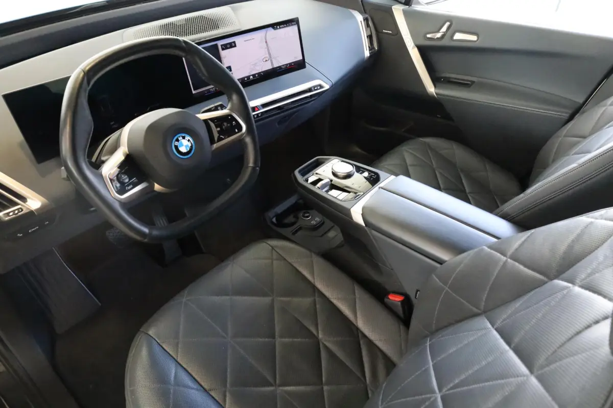 xDrive40 Business Edition Plus 77 kWh | Rondom Camera's | Soft Close | Active Cruise Control | Harman Kardon | panoramadak Sky Lounge |
