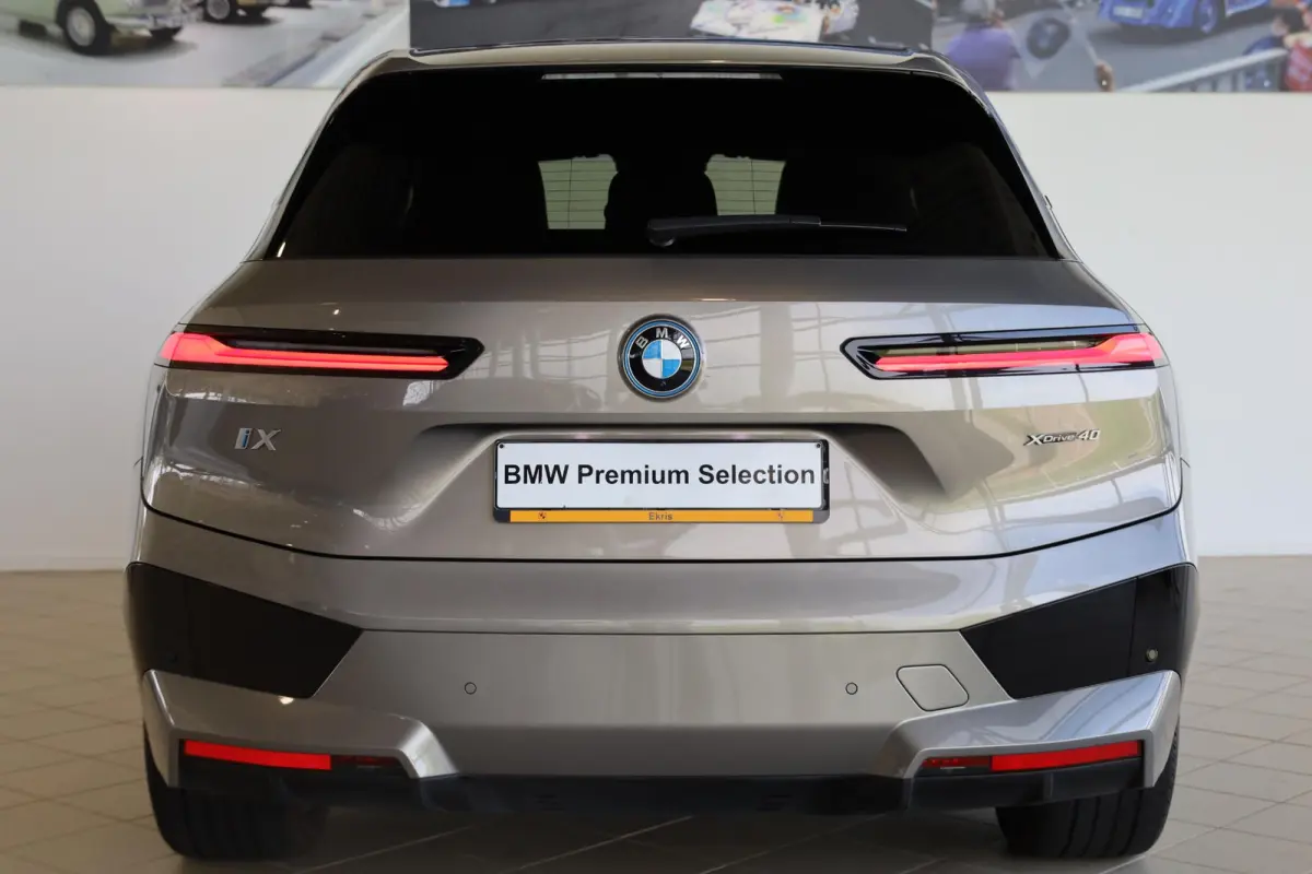 xDrive40 Business Edition Plus 77 kWh | Rondom Camera's | Soft Close | Active Cruise Control | Harman Kardon | panoramadak Sky Lounge |