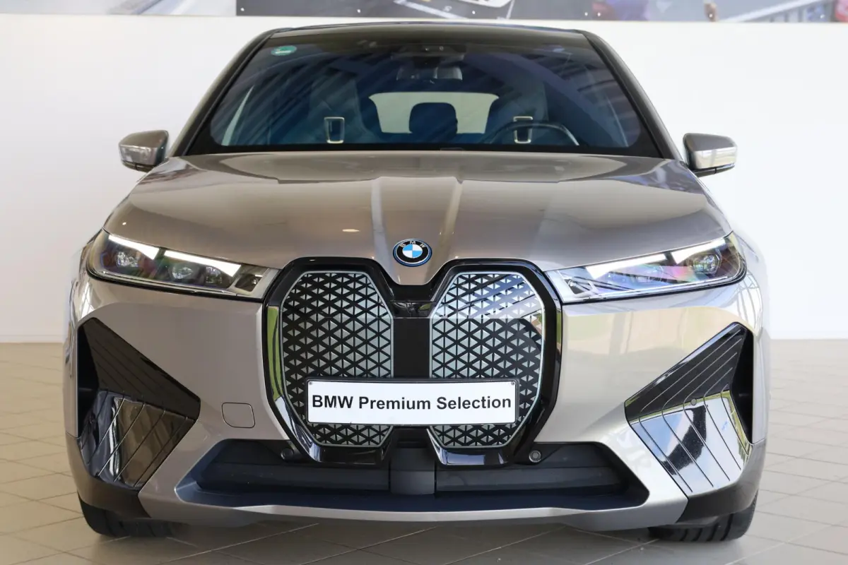 xDrive40 Business Edition Plus 77 kWh | Rondom Camera's | Soft Close | Active Cruise Control | Harman Kardon | panoramadak Sky Lounge |