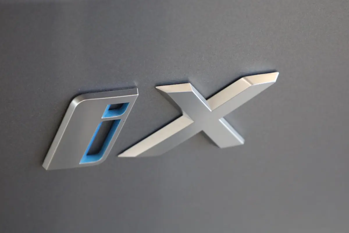 xDrive40 Business Edition Plus 77 kWh | Rondom Camera's | Soft Close | Active Cruise Control | Harman Kardon | panoramadak Sky Lounge |