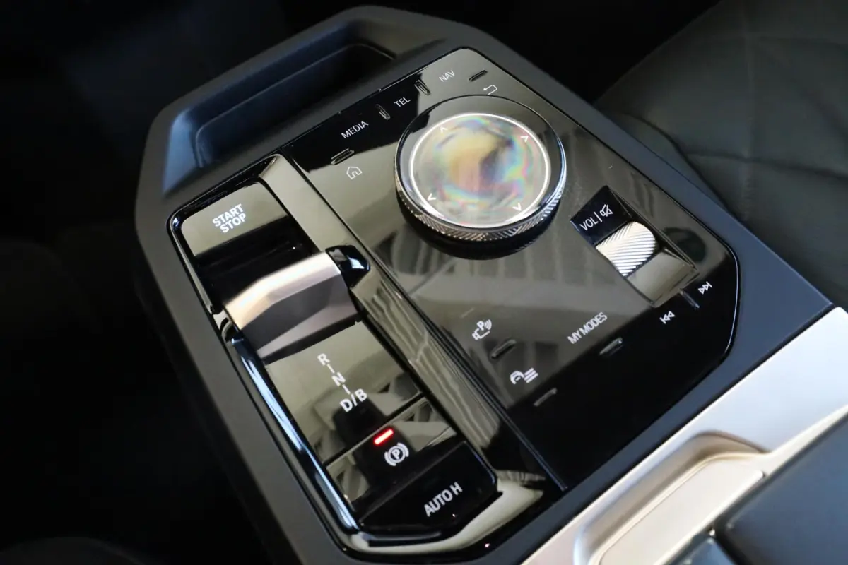 xDrive40 Business Edition Plus 77 kWh | Rondom Camera's | Soft Close | Active Cruise Control | Harman Kardon | panoramadak Sky Lounge |