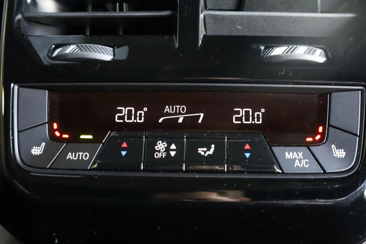 xDrive40 Business Edition Plus 77 kWh | Rondom Camera's | Soft Close | Active Cruise Control | Harman Kardon | panoramadak Sky Lounge |