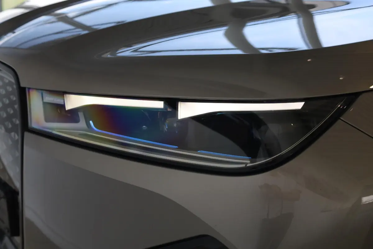 xDrive40 Business Edition Plus 77 kWh | Rondom Camera's | Soft Close | Active Cruise Control | Harman Kardon | panoramadak Sky Lounge |
