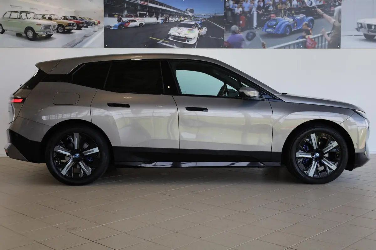 xDrive40 Business Edition Plus 77 kWh | Rondom Camera's | Soft Close | Active Cruise Control | Harman Kardon | panoramadak Sky Lounge |