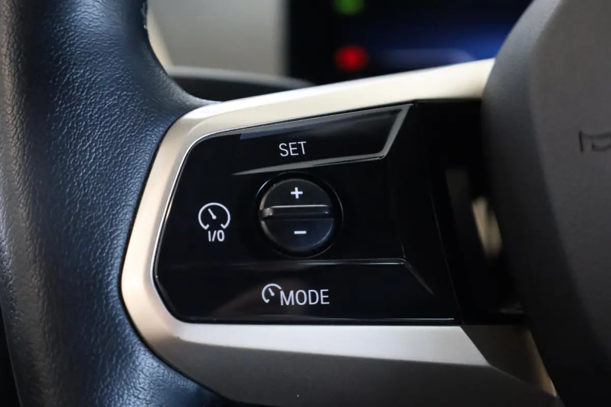 xDrive40 Business Edition Plus 77 kWh | Rondom Camera's | Soft Close | Active Cruise Control | Harman Kardon | panoramadak Sky Lounge |