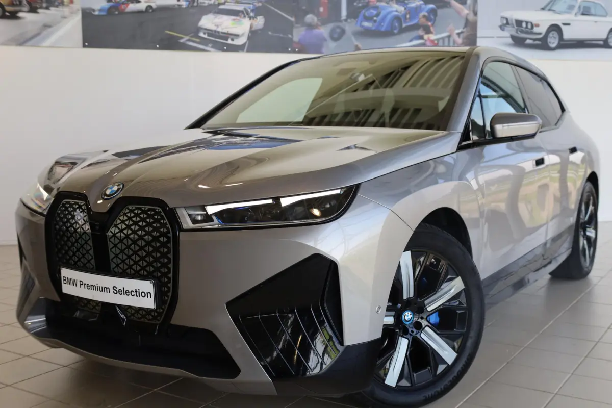 xDrive40 Business Edition Plus 77 kWh | Rondom Camera's | Soft Close | Active Cruise Control | Harman Kardon | panoramadak Sky Lounge |