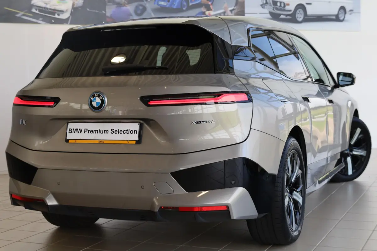 xDrive40 Business Edition Plus 77 kWh | Rondom Camera's | Soft Close | Active Cruise Control | Harman Kardon | panoramadak Sky Lounge |