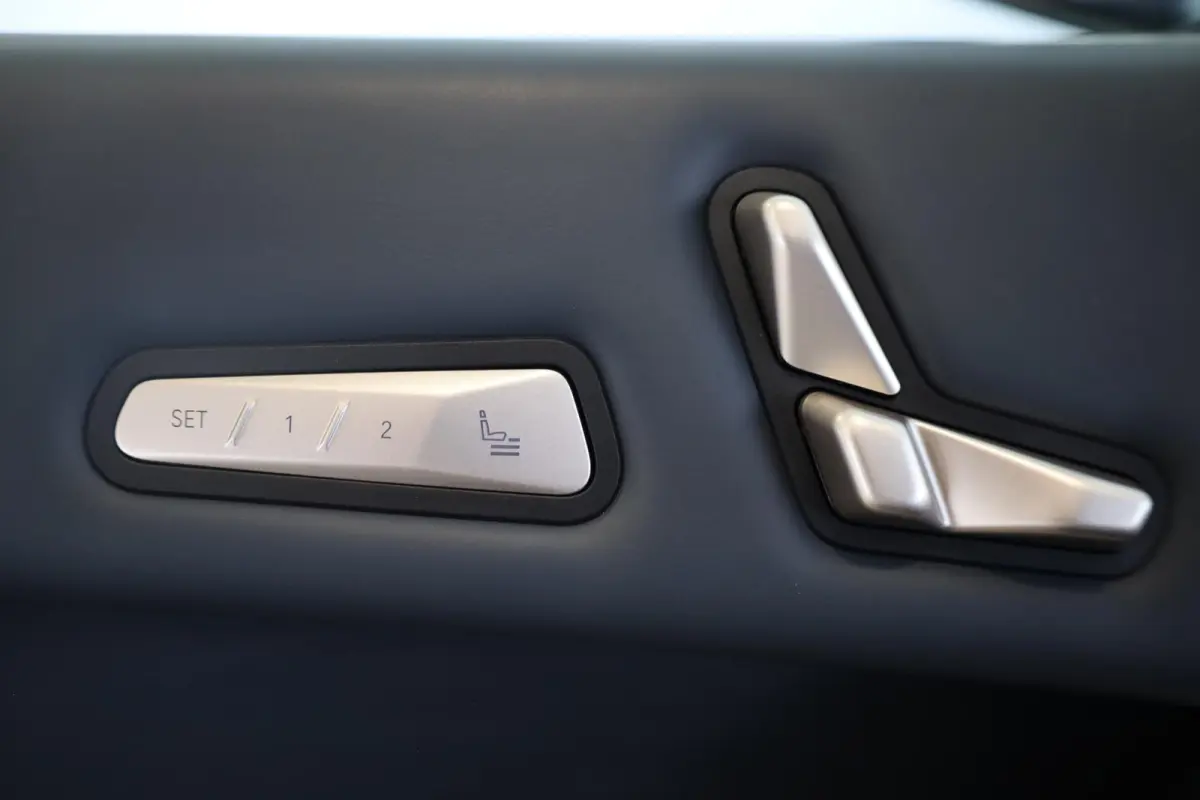 xDrive40 Business Edition Plus 77 kWh | Rondom Camera's | Soft Close | Active Cruise Control | Harman Kardon | panoramadak Sky Lounge |