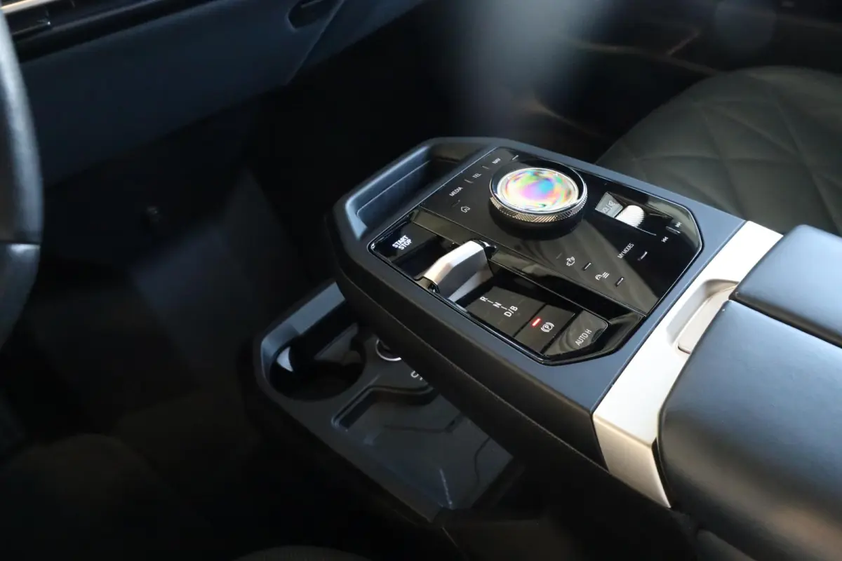 xDrive40 Business Edition Plus 77 kWh | Rondom Camera's | Soft Close | Active Cruise Control | Harman Kardon | panoramadak Sky Lounge |