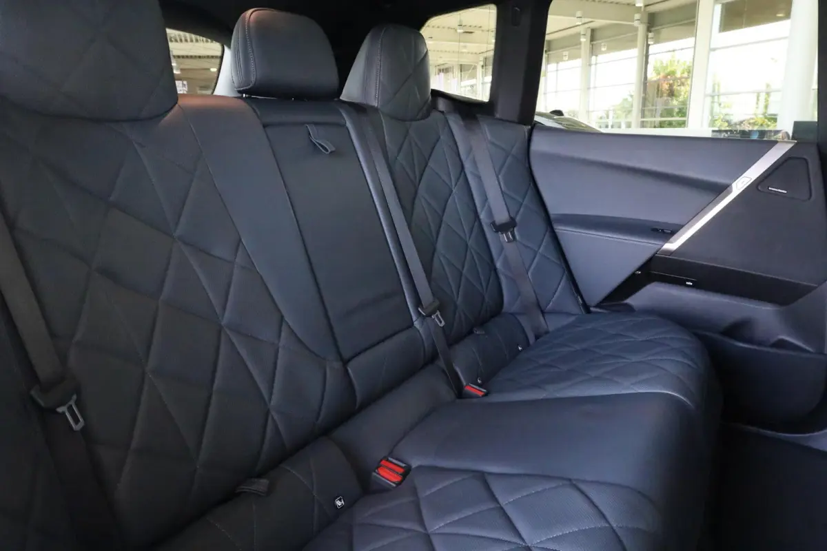 xDrive40 Business Edition Plus 77 kWh | Rondom Camera's | Soft Close | Active Cruise Control | Harman Kardon | panoramadak Sky Lounge |