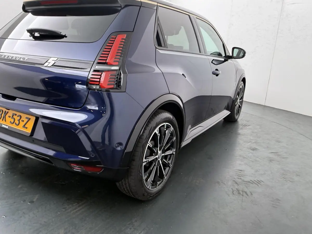 iconic cinq 150 pk comfort range | Harman Kardon | pack safety & advanced driving assist |