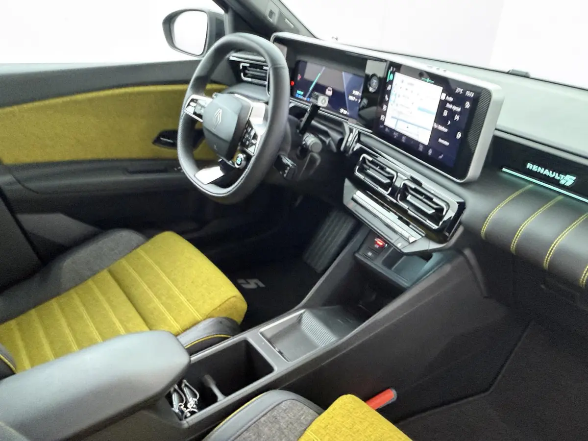 iconic cinq 150 pk comfort range | Harman Kardon | pack safety & advanced driving assist |